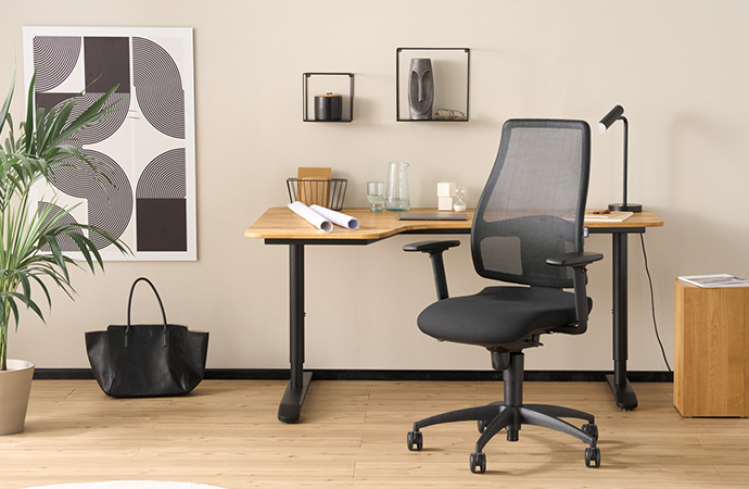 Bürostuhl Home Worx 95  vor einem Schreibtisch