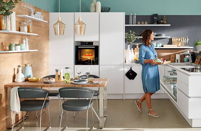 Grifflose weiße Küche in L-Form mit Tresen