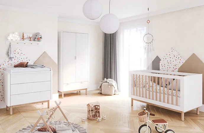 Babyzimmer mit weißen Möbeln mit Riffelstruktur an den Fronten und Gestellen aus Holz