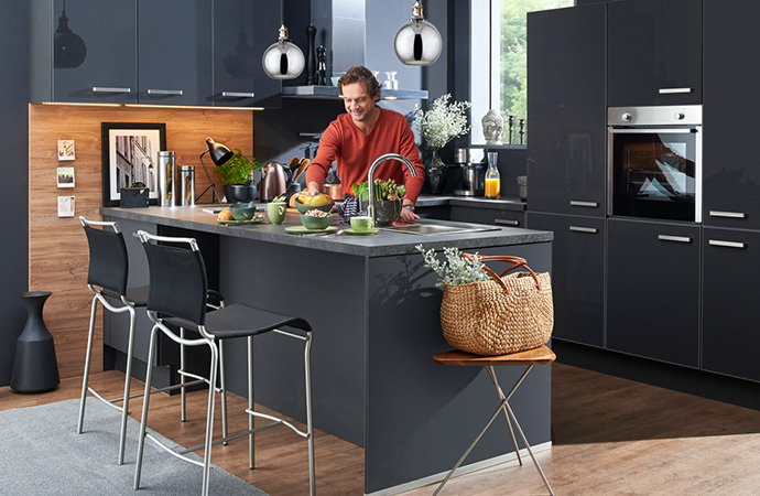 Moderne Küche in Schwarz mit Kochinsel