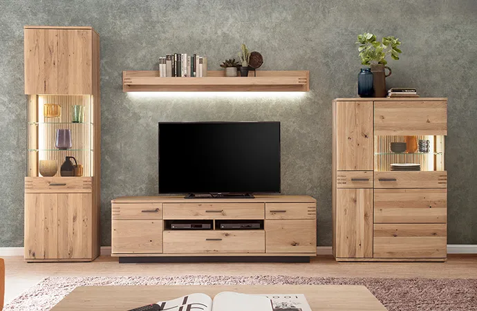 Wohnkombination aus Holz mit Beleuchtung, bestehend Highboard, Vitrine, Wandboard und Lowboard