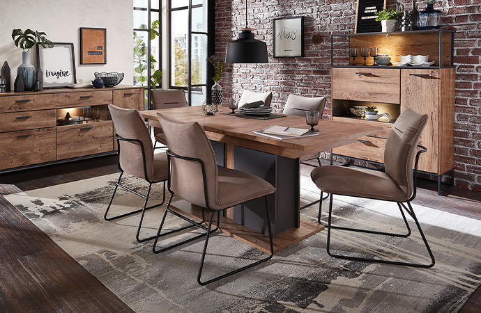 Esszimmermöbel im Industrial-Look, dunkle Holzoptik und schwarze Metallrahmen