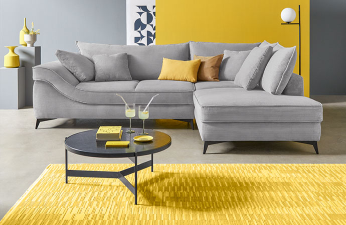 pop Sofa in hellgrau mit Couchtisch in einem Wohnraum
