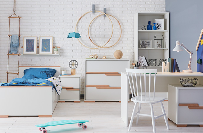 Minimalistische Möbelserie in Dunkelgrau mit hellen Holz-Akzenten