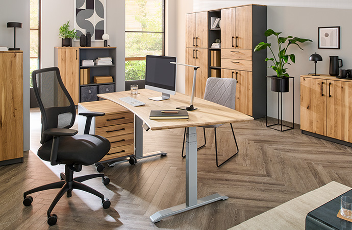 Büromöbeln in Holzoptik, Schreibtisch in leicht gerundeter Form