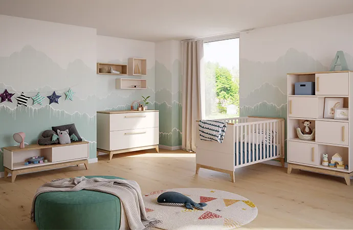 Babymöbel in Cashmere-Beige und Eichenholz im Babyzimmer, bestehend aus Lowboard, Kommode, Wandregale, Kinderbett, Regal mit Schiebetüren, Deko. 