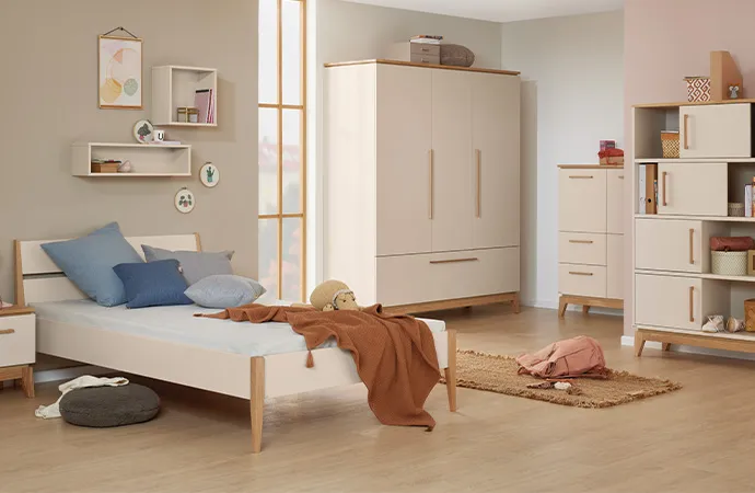Jugendmöbel in Cashmere-Beige und Eichenholz, bestehend aus Nachtkommode, Jugendbett, Wandregale, Schrank, Highboard und Regal mit Schiebetüren in einem Jugendzimmer, Deko