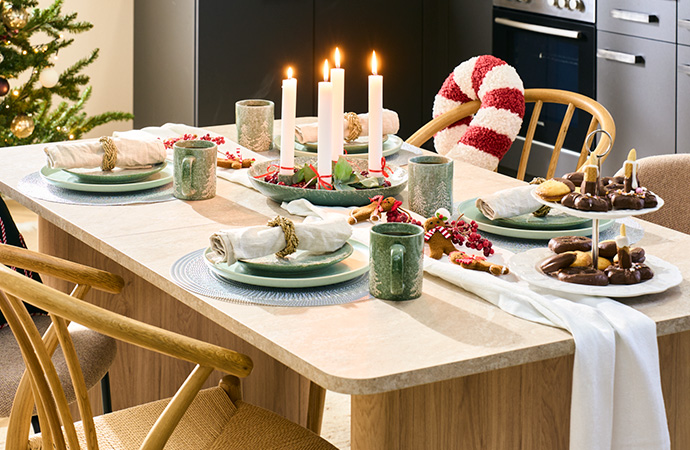 Vier Tischdekos zur Adventszeit