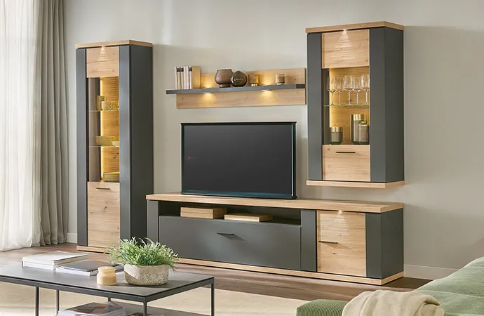 Wohnzimmer mit Kommode und Wohnwand in Anthrazit und Holzoptik mit Beleuchtung und Deko, weitere Möbel