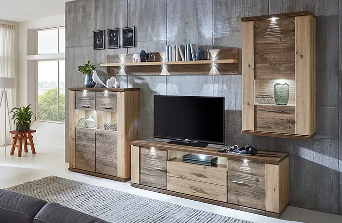 Wohnzimmer mit Kommode und Wohnwand in Holzoptik in zwei Dekoren und mit Beleuchtung, Deko.