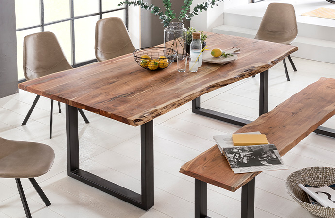 Esstisch mit Holzplatte mit Baumkante und schwarzem Metallgestell in U-Form