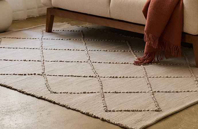 Teppich der Marke Urbanara mit geometrischen Muster