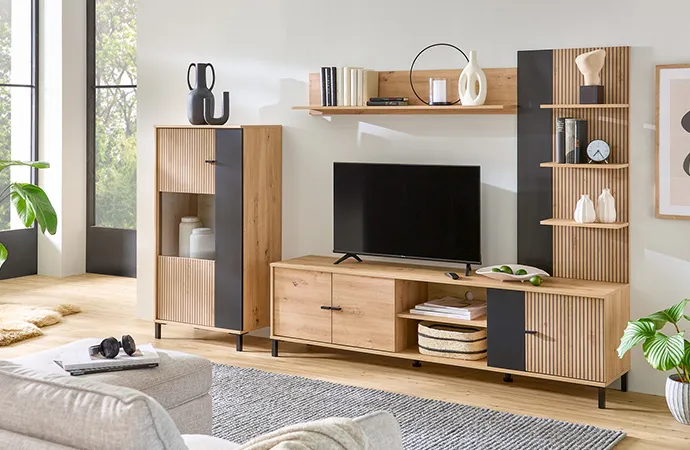 Geradlinige Möbel mit Holzdekor und Akzentflächen in Dunkelgrau, Fronten mit Lamellen-Optik