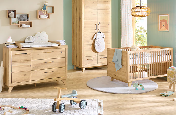 Babymöbel in hellem Holzdekor mit schrägen Holzfüßen