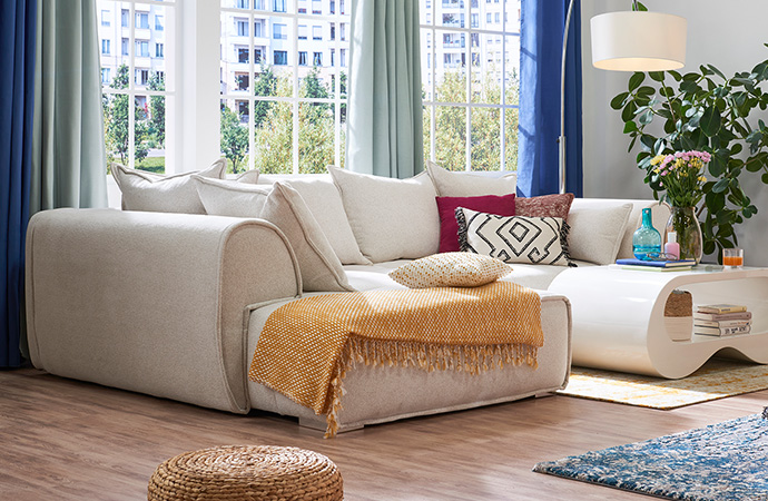 Weißes Ecksofa in Wohnzimmer