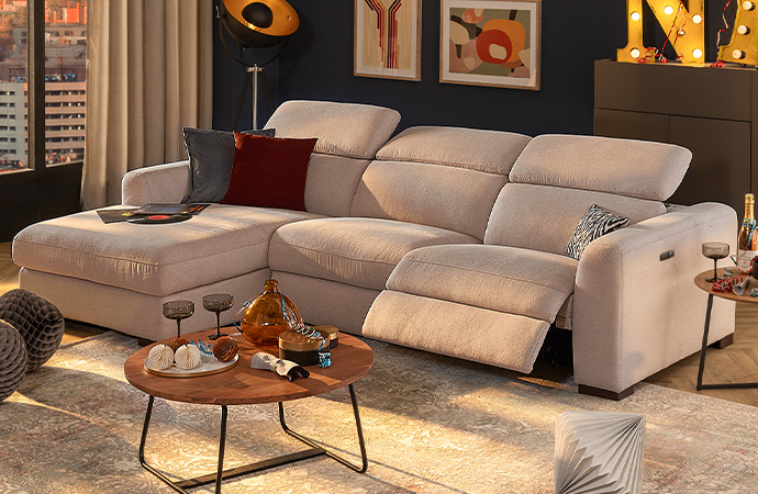 Ecksofa Josie in beige in einem Wohnraum