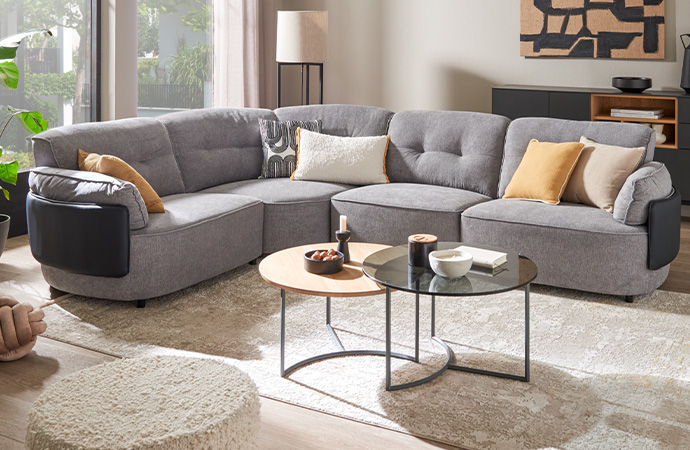Graues Ecksofa in Wohnzimmer
