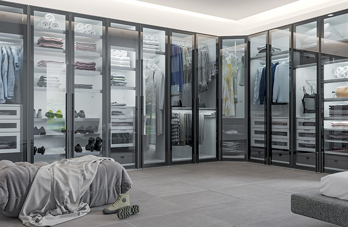 Individuelles Schranksystem, großer Eck-Kleiderschrank mit Glastüren