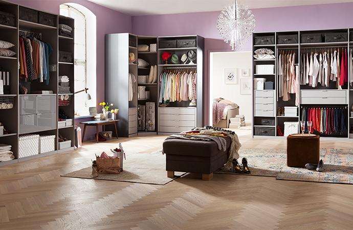 Kleiderschrank-System, große offene Kleiderschränke und Eck-Kleiderschrank mit umfangreicher Innenausstattung