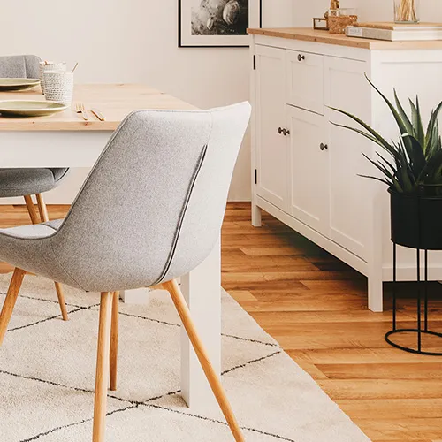 Helles Esszimmer mit Sideboard und Esstisch der Serie im Landhausstil, Weiß mit hellem Holz