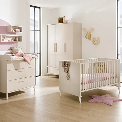 Babyzimmer mit Möbeln in Kaschmirbeige, geradlinige Form, spitze Möbelfüßchen