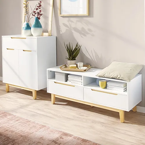 Wohnzimmer mit weiße-holzfarbigen Wohnzimmermöbeln im Skandi-Stil, bestehend aus Kommode, Lowboard, Regal, Deko
