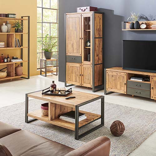 Wohnzimmermöbel aus Holz im Industrial-Stil mit schwarzen Metallrahmen