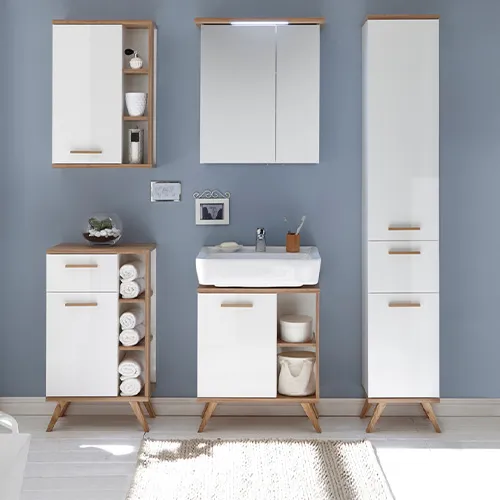 Skandi-Badmöbel in Weiß und Holzoptik, bestehend aus Hängeschrank, Unterschrank, Spiegelschrank, Hochschrank, Waschbecken, Deko