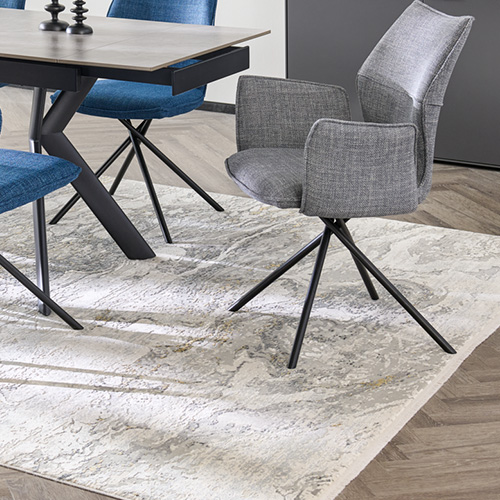 Esstisch in Schwarz mit Polsterstühlen und Blau, Teppich in mit grauem Muster