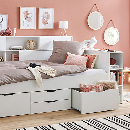 Schlafzimmer-Ansicht mit Stauraumbett mit Regal und Schubladen
