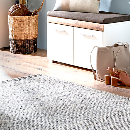 Garderobenbank in Weiß, grauer Teppich in melierter Optik