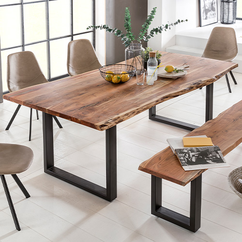 Esstisch mit Holzplatte mit Baumkante und schwarzem Metallgestell in U-Form