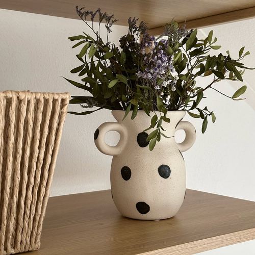 Gepunktete Vase auf Holzregal