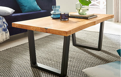 Couchtisch mit Holzplatte mit Baumkante, schwarzes Metallgestell