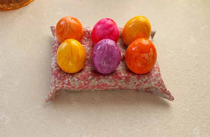 Zum selbstgemachten Eierhalter aus Ton