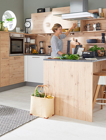 Küche in U-Form in Holzoptik und Weiß