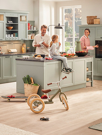 Küchen mit Kochinsel im Landhausstil, salbeigrün