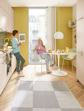 Zweizeilige Küche in Creme