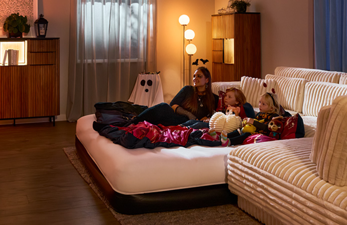 Wohnidee Halloween Movie Night mit Luftbett und kuscheligen Decken