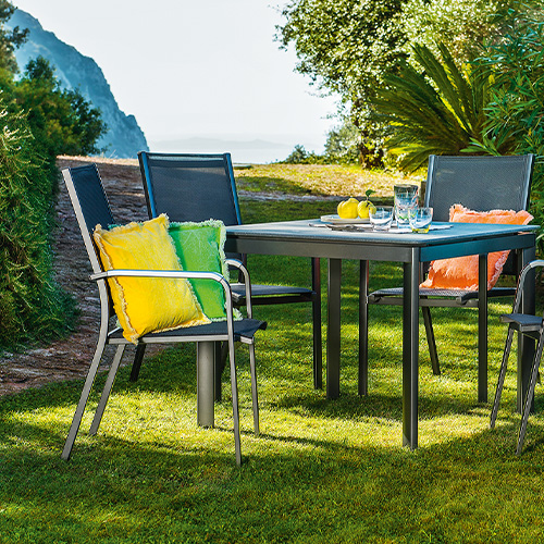 Gartenmöbel mit dunklem Metallgestell und dunkelgrauer Bespannung auf Wiese
