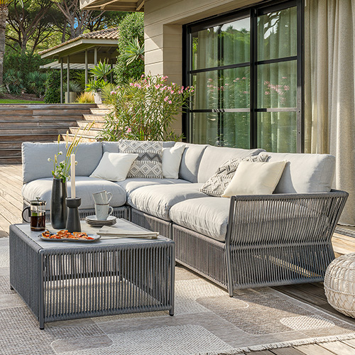 Outdoor-Lounge Sitzecke mit Ecksofa und Tisch mit dunkelgrauer Rope-Bespannung, Sitzkissen hellgrau