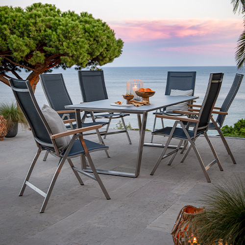 Dunkelgrauer Gartentisch mit 6 Klappstühlen mit dunkelgrauer Textilbespannung