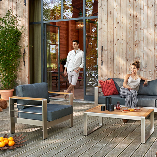 Lounge-Garten-Möbel mit Aluminiumgestell mit Holzakzenten und dunkelgrauen Sitzpolster