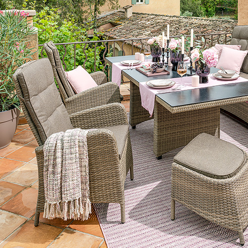 Esstisch, 2 Sessel und ein Hocker aus braunem Polyrattan 