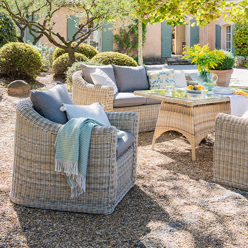 Kleines Sofa, 2 Sessel und Gartentisch aus hellem Polyrattan