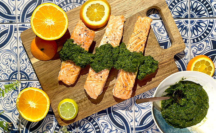 Orangen-Lachs vom Grill mit Chimichurri 