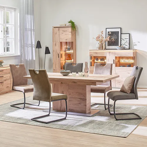 Esszimmer mit Sideboards und Esstisch in Holzoptik, 5 Polsterstühle mit Kufengestell