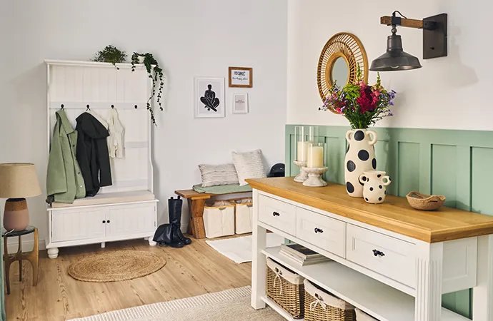Zur Wohnidee Flur im frischen Landhaus-Stil