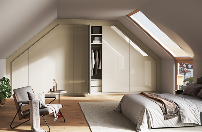 Schrank mit Dachschrägen