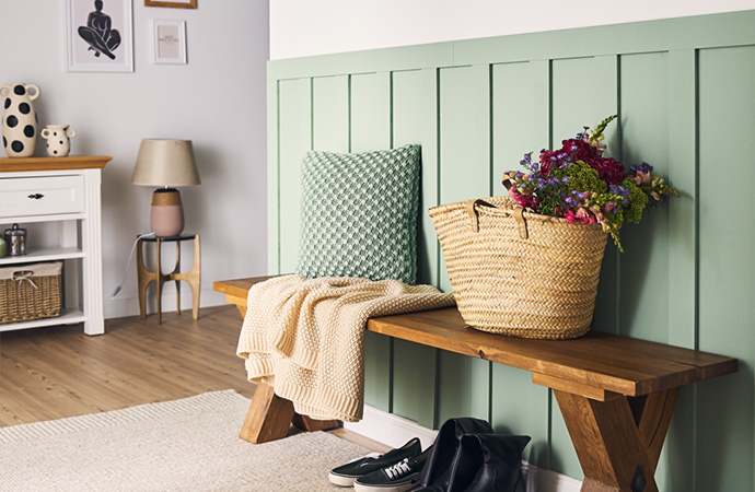 Fluransicht im Landhausstil mit salbeigrünen Wandpaneelen